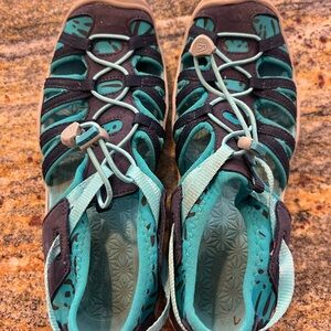 Women’s keen hiking sandals/water shoes size 5